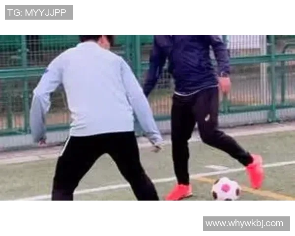 老头足球过人视频揭秘老年人如何在球场上展现惊人技巧与灵活性